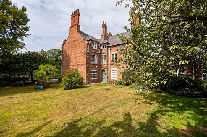 3 Bedroom Apartment For Sale In Stoke Manor Flats, Chester Road, Stoke, Nantwich, CW5
