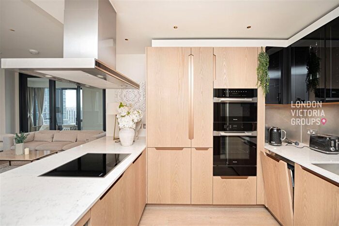 2 Bedroom Flat To Rent In River Park Tower, Nine Elms Lane, London, SW8