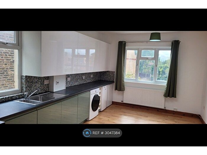 3 Bedroom Flat To Rent In Chiswick, London, W4