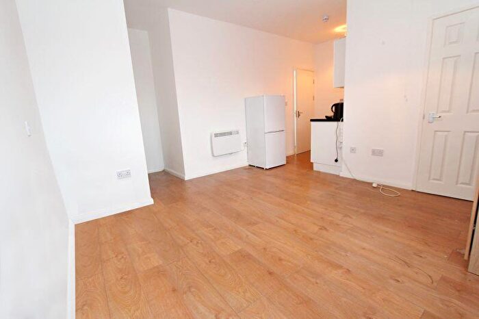 Studio To Rent In High Road, Finchley, N12