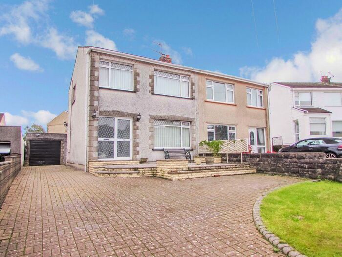 3 Bedroom Property To Rent In The Glade, Daleside, Bryncethin, CF32