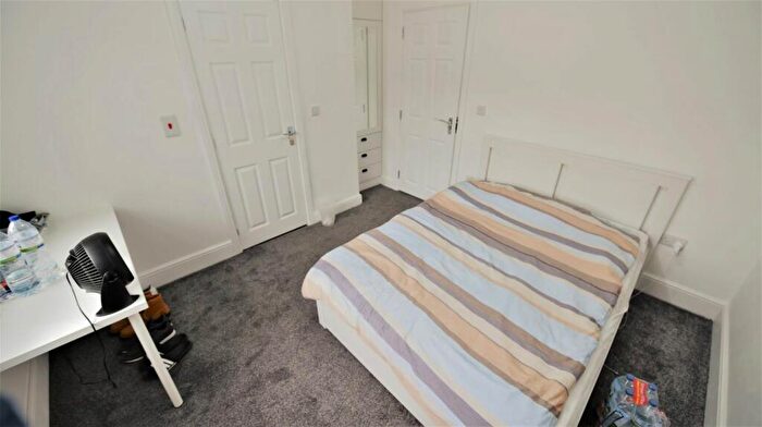 2 Bedroom Flat To Rent In A Kelso Street, LS2