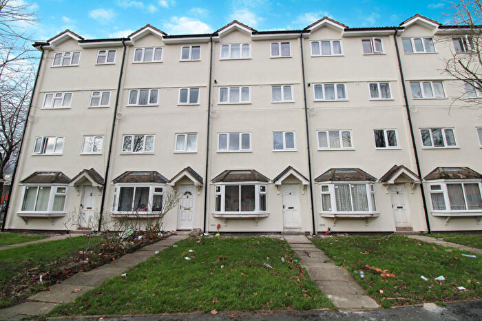3 Bedroom Apartment For Sale In Windmill Lane, Smethwick, West Midlands, B66