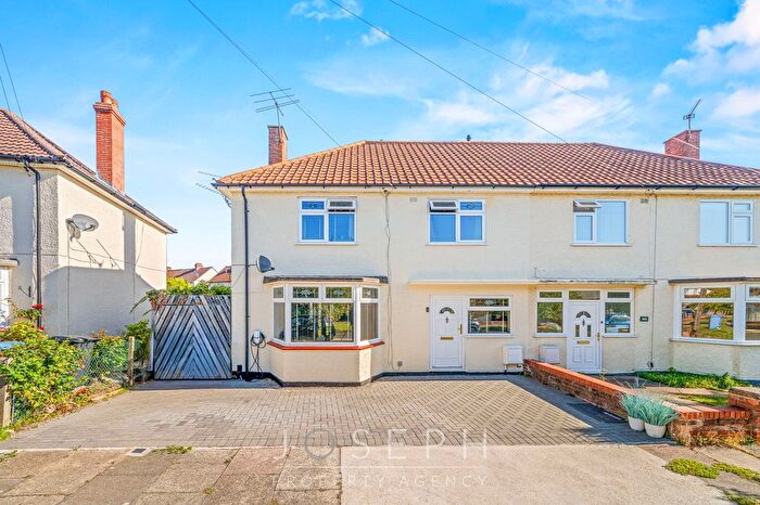 3 Bedroom Semi-detached House For Sale In Caithness Close, Ipswich, IP4