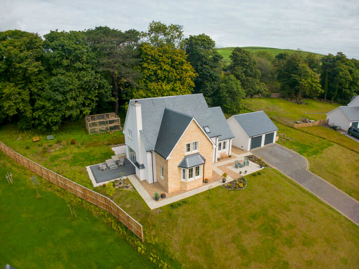 4 Bedroom Detached House For Sale In The Paddock, G84