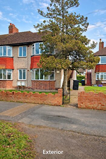 3 Bedroom Flat To Rent In Carlingford Gdns, : Bed Rec Bath, CR4