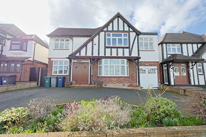 4 Bedroom Detached House For Sale In Carlton Close, Edgware, HA8
