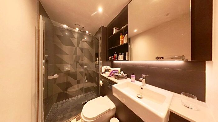 2 Bedroom Flat To Rent In Clarendon Court, Barbican, EC1Y