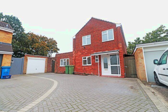4 Bedroom Detached House To Rent In Middleton Gardens, Farnborough, GU14