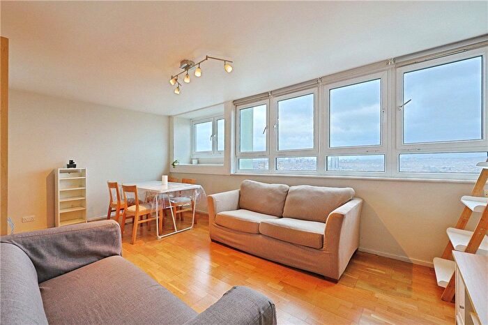 2 Bedroom Flat For Sale In Yelverton Road, London, SW11