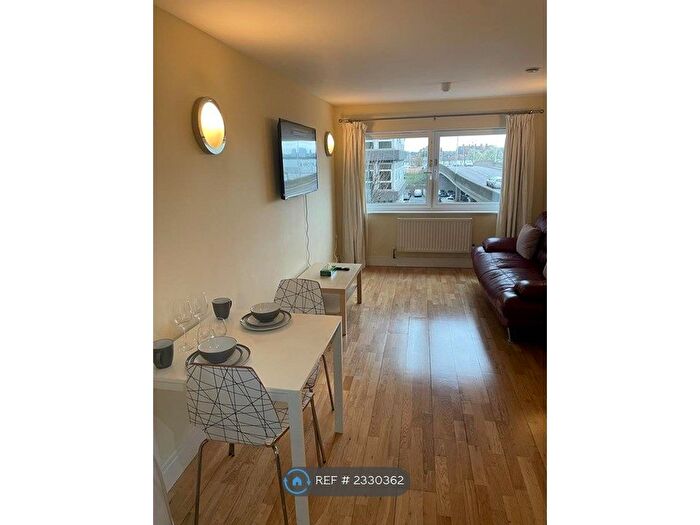 1 Bedroom Flat To Rent In Raphael House, Ilford, IG1