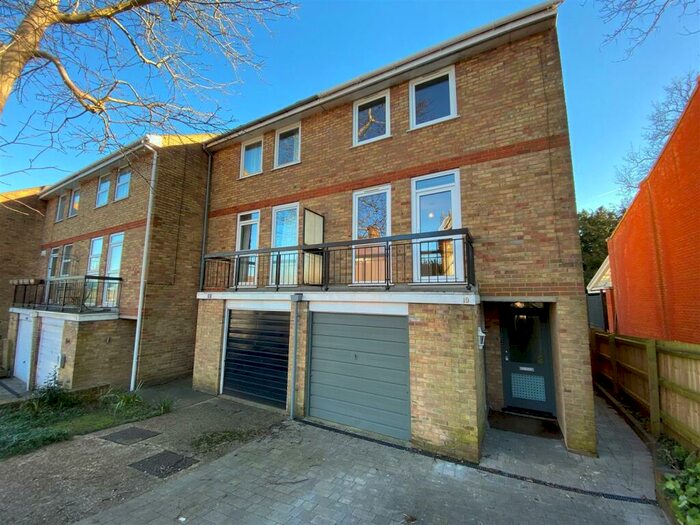 4 Bedroom Town House To Rent In Doctors Commons Road, Berkhamsted, HP4