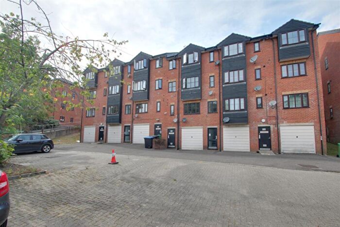 1 Bedroom Flat To Rent In Dunvegan House, Garlands Road, Redhill, RH1