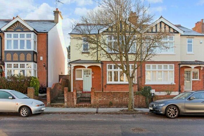 4 Bedroom Semi-Detached House To Rent In Kingsbury Avenue, St.Albans, AL3