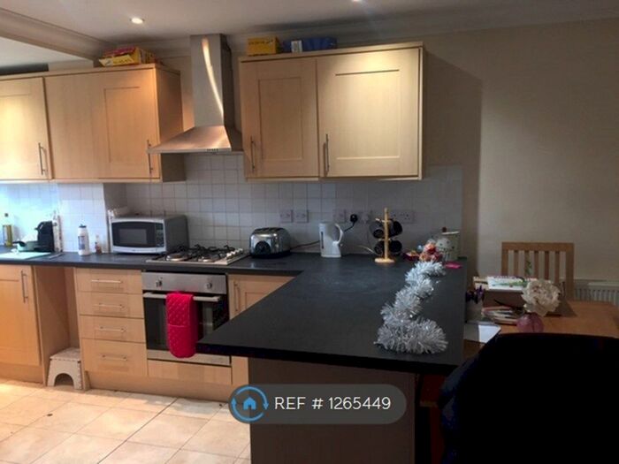 3 Bedroom Semi-Detached House To Rent In Hunts Close, Guildford GU2