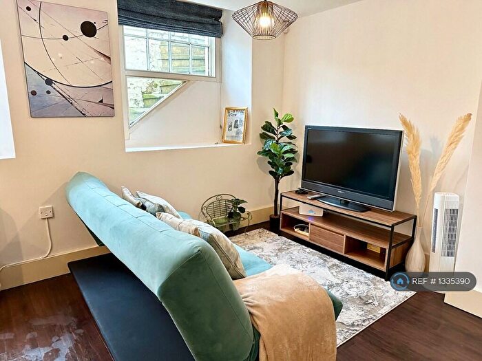 1 Bedroom Flat To Rent In Hampton Court Road, East Molesey, KT8
