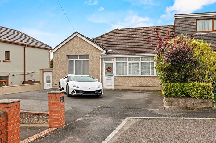 2 Bedroom Semi-detached Bungalow For Sale In Waun Road, Llanelli, SA15
