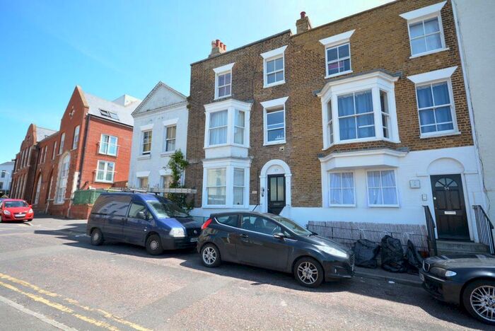1 Bedroom Flat To Rent In Trinity Square, Margate CT9