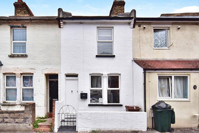 3 Bedroom Terraced House For Sale In Victoria Road, Chatham, Kent, ME4