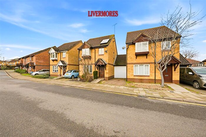3 Bedroom Link Detached House For Sale In Heatherbank Close, Crayford, Kent, DA1