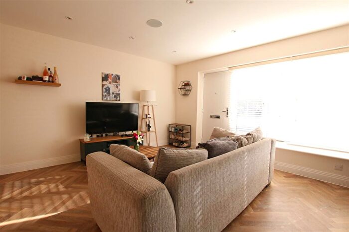 1 Bedroom Flat For Sale In Cleeve Road, Leatherhead, KT22