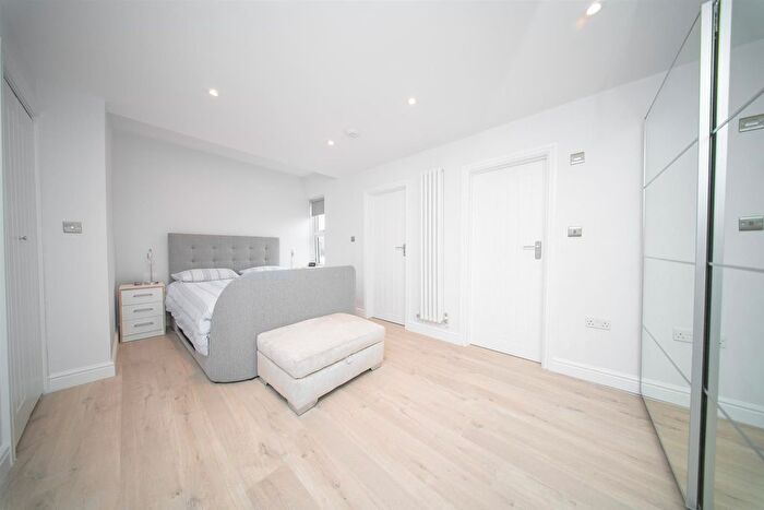 3 Bedroom End Of Terrace House For Sale In Albany Road, Old Windsor, SL4