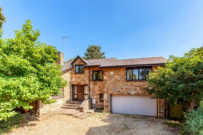 4 Bedroom House To Rent In Brackley Road, Croughton, NN13