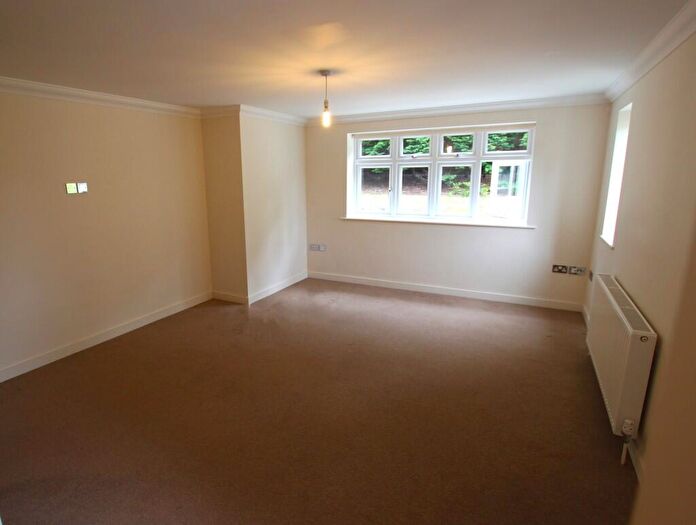 3 Bedroom Flat To Rent In Queens Park Avenue, BH8