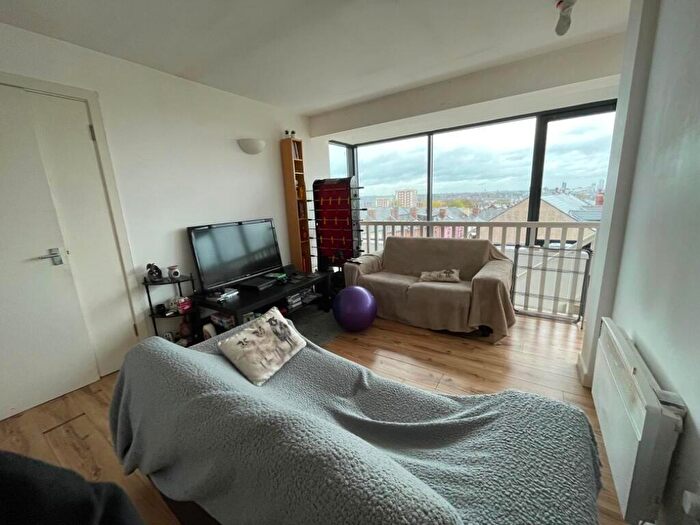 1 Bedroom Flat To Rent In Athlone Grove, Leeds, LS12