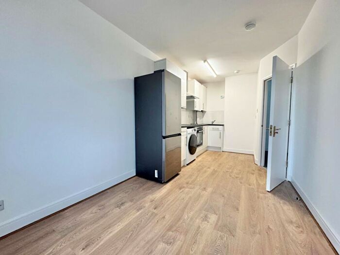 2 Bedroom Flat To Rent In Mile End Road, Mile End, E3