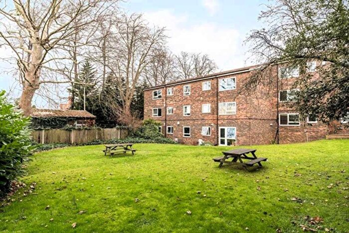 2 Bedroom Flat To Rent In Ruskin Court, Champion Hill, Denmark Hill, Southwark, SE5