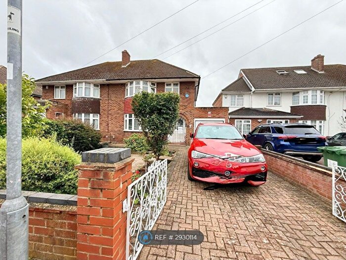 3 Bedroom Semi-detached House To Rent In Castleview Road, Slough, SL3