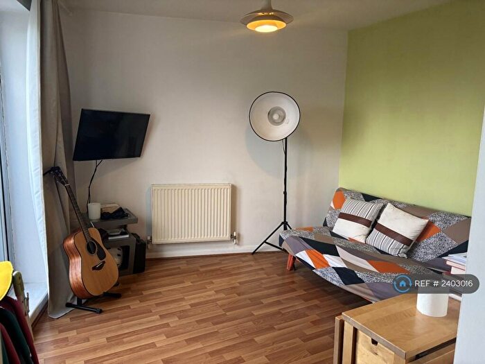 1 Bedroom Flat To Rent In Newport Avenue, London, E14