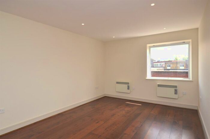 1 Bedroom Flat To Rent In High Street, Weybridge, KT13