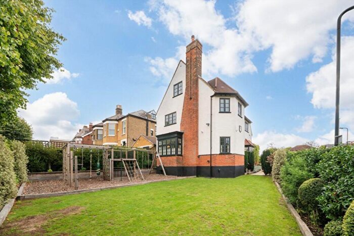 5 Bedroom Detached House To Rent In Castle Avenue, Chingford, E4