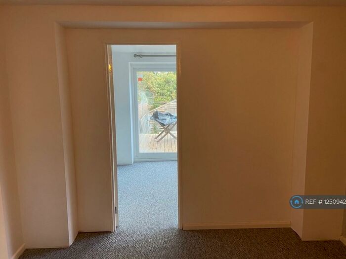 3 Bedroom Maisonette To Rent In Lyndhurst Road, Tilehurst, Reading, RG30