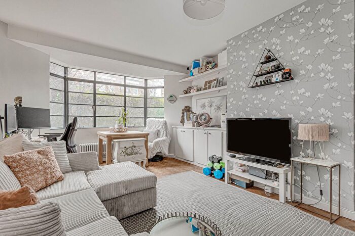 1 Bedroom Flat To Rent In Barton Court, Barons Court Road, W14