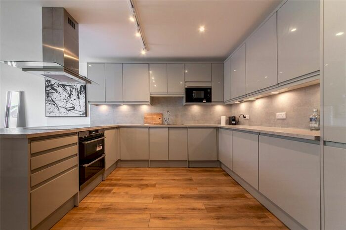 4 Bedroom Flat To Rent In Hendon Way, London, NW4