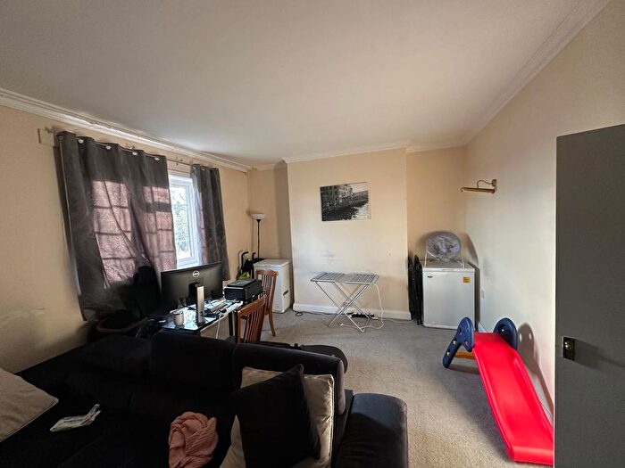 2 Bedroom Flat To Rent In High Street, London, N14