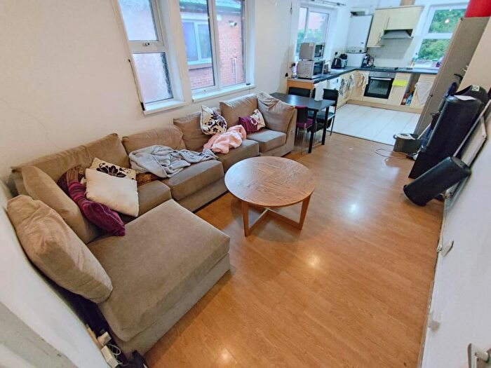6 Bedroom Flat To Rent In Miskin Street, First Floor Flat, Cathays, Cardiff, CF24