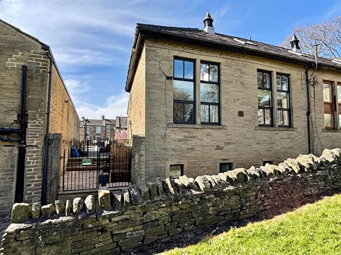 3 Bedroom End Of Terrace House For Sale In Ellingham Court, Thornton, Bradford, BD13
