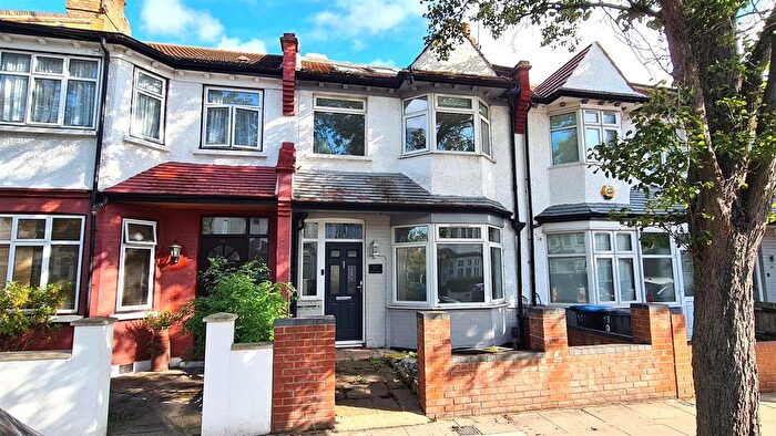 3 Bedroom Terraced House For Sale In Princes Avenue, Palmers Green, N13