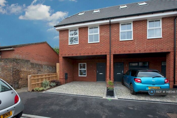 3 Bedroom End Of Terrace House To Rent In Vicarage Road, Maidenhead, SL6