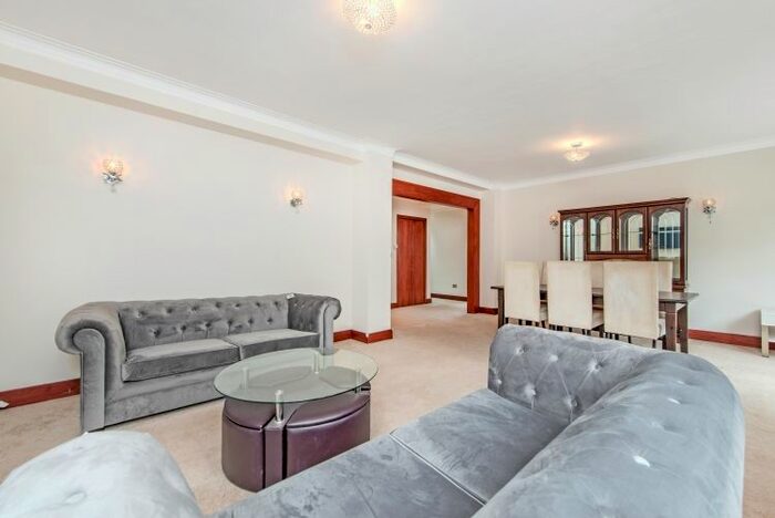 3 Bedroom Flat To Rent In Pembroke Road, London, W8
