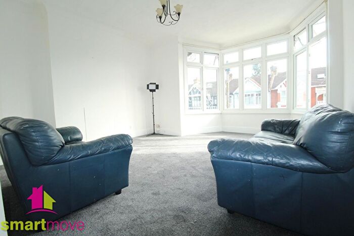 2 Bedroom Flat To Rent In Clarendon Gardens, Ilford, Essex, IG1