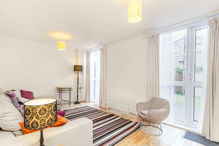 2 Bedroom Property To Rent In Dunston Road, London, SW11