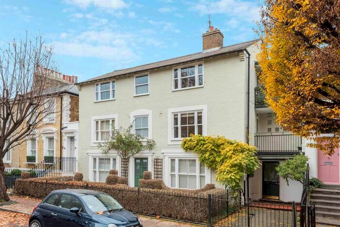 2 Bedroom Flat To Rent In Walham Grove, London, SW6