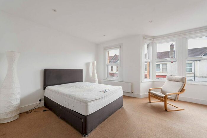 2 Bedroom Flat To Rent In Longmead Road, Tooting, London, SW17