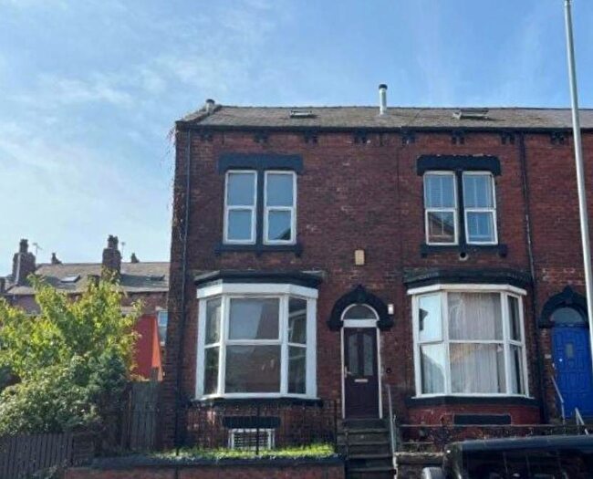 3 Bedroom End Of Terrace House For Sale In Tong Road, Leeds, LS12