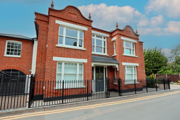 2 Bedroom Flat To Rent In Church Hill, Epping, CM16